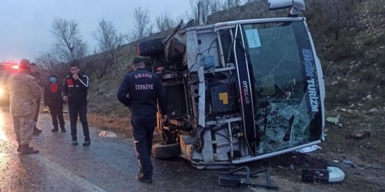 Amasya’da tur midibüsü devrildi: 27 yaralı