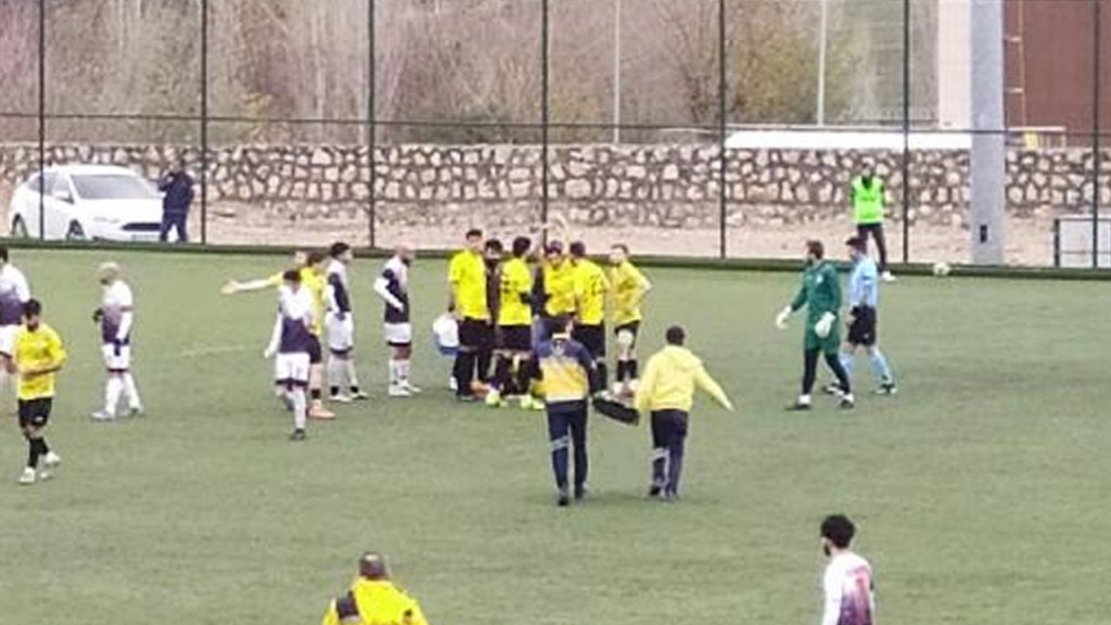 Amatör lig maçında futbolcu, sahada yere yığıldı