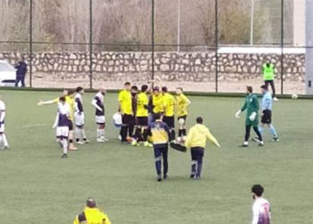 Amatör lig maçında futbolcu, sahada yere yığıldı