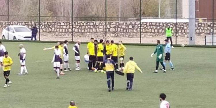 Amatör lig maçında futbolcu, sahada yere yığıldı