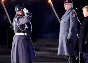 Angela Merkel askeri törenle uğurlandı, vedası için bir de punk şarkı seçti