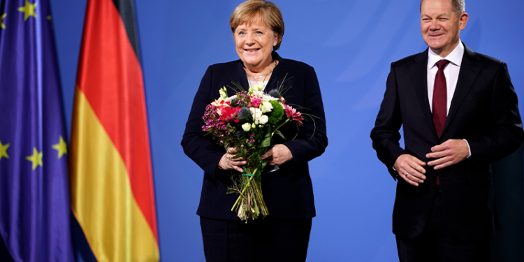 Angela Merkel görevini Başbakan Olaf Scholz'a devretti