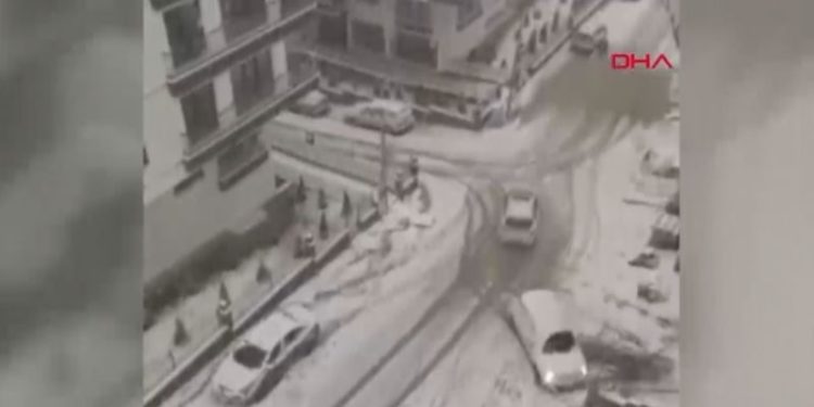 Ankara'da kar yağışı kazalara neden oldu