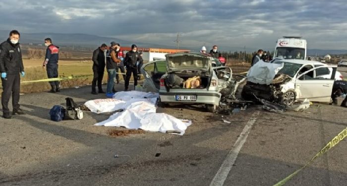 Ankara’da iki otomobil çarpıştı: 6 ölü, 3 yaralı
