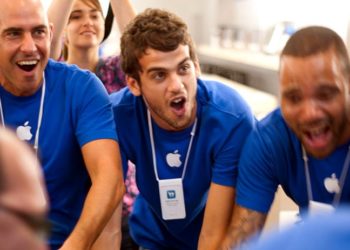 Apple tüm çalışanlarına 1000'er dolar 'evden çalışma desteği' verecek
