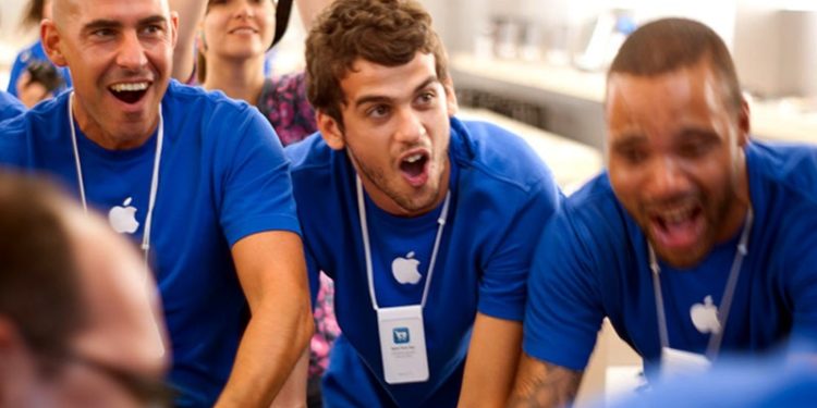 Apple tüm çalışanlarına 1000'er dolar 'evden çalışma desteği' verecek