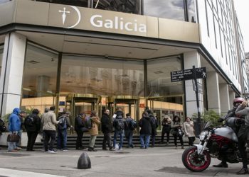 Arjantinliler 'dövize kısıtlama' iddiaları sonrası bankalara akın etti
