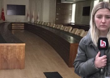 Asgari ücretin belirleneceği ‘boş masayı’ gösteren muhabir binadan çıkarıldı