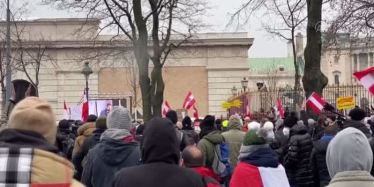 Avusturya’da aşırı sağcılar Covid-19 önlemlerini protesto etti
