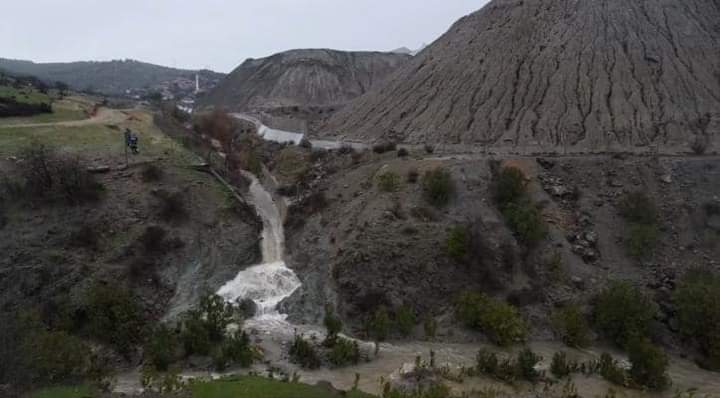 Ayvalık’ta maden tesisinin deposu çöktü atıklar dereye aktı