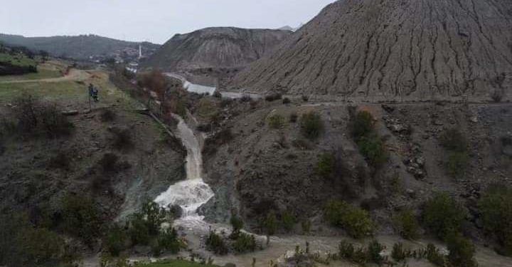 Ayvalık’ta maden tesisinin deposu çöktü atıklar dereye aktı