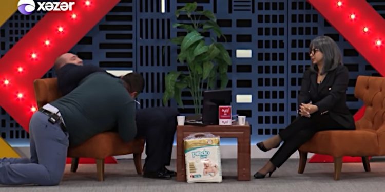 Azerbaycan'ın 'Güldür Güldür'ünde Sarıkaya'nın tokadı skeç oldu