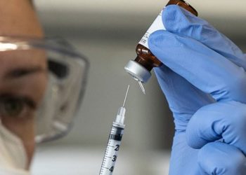 Aşı karşıtlarının ‘kahramanı’: Başkalarının yerine günde 10 doz aşı yaptırdı, yakalandı