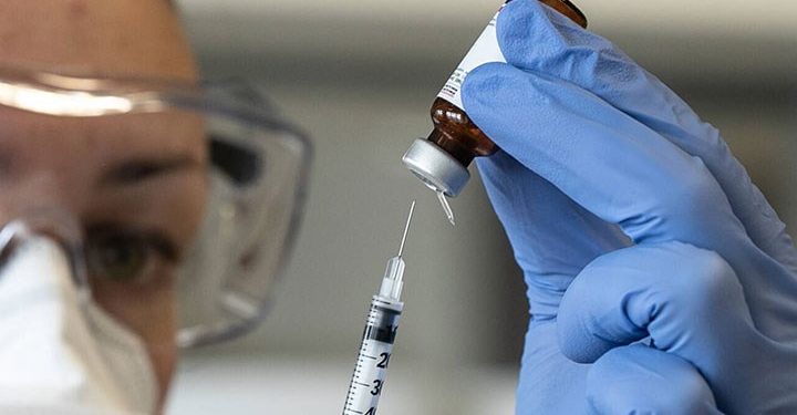 Aşı karşıtlarının ‘kahramanı’: Başkalarının yerine günde 10 doz aşı yaptırdı, yakalandı