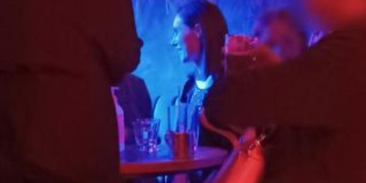 Bakanın pozitif çıktığı gün Finlandiya Başbakanı'nın gece kulübünde eğlenmesi eleştirildi