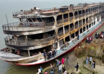 Bangladeş'te feribot yandı: En az 37 ölü