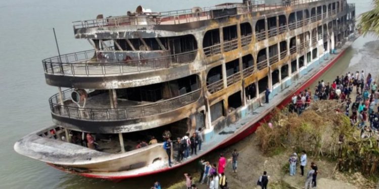 Bangladeş'te feribot yandı: En az 37 ölü