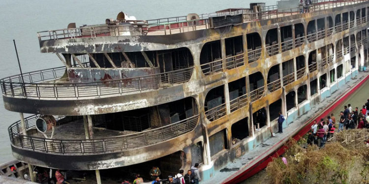 Bangladeş'te feribot yangınında onlarca kişi ölürken diğerleri nehre atlayarak kurtuldu
