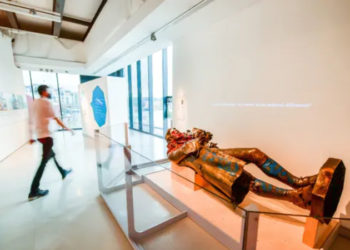 Banksy, köle tüccarının heykelini devirdikleri için yargılanacak 4 kişiye destek için tişört yaptı