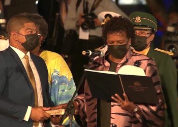 Barbados, İngiltere Kraliçesi 2. Elizabeth ile bağını kopardı ve dünya üzerindeki en genç cumhuriyet oldu
