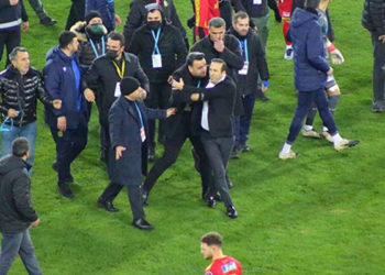 Başkan sahaya girdi, hakemlerin üzerine yürüdü