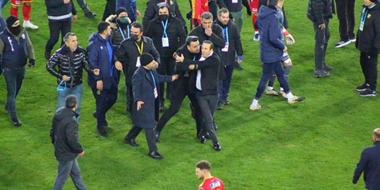 Başkan sahaya girdi, hakemlerin üzerine yürüdü