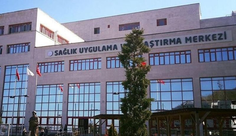 Beklemek istemeyen hasta yakını doktorlara saldırdı