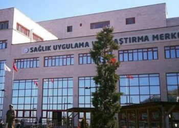 Beklemek istemeyen hasta yakını doktorlara saldırdı