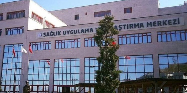 Beklemek istemeyen hasta yakını doktorlara saldırdı