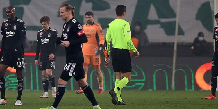 Beşiktaş şampiyonluk yaşadığı 2021 yılını sıkıntılı tamamladı