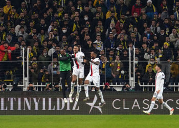 Beşiktaş'ta Josef de Souza, 5 maça daha çıkarsa sözleşmesi uzayacak