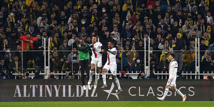 Beşiktaş'ta Josef de Souza, 5 maça daha çıkarsa sözleşmesi uzayacak