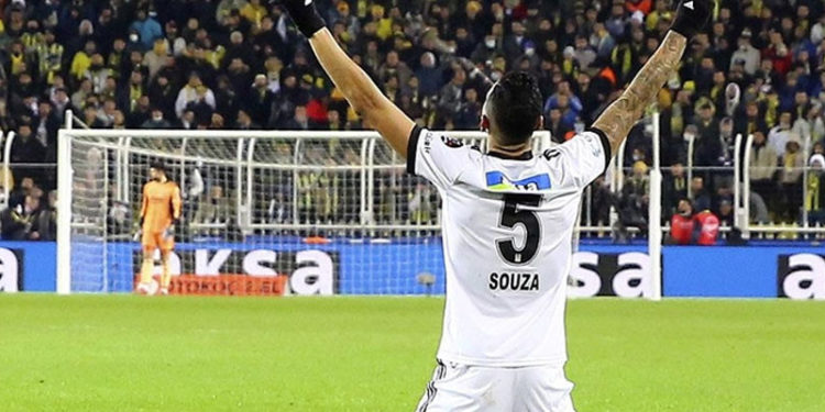 Beşiktaş'ın ilk yarıda en istikrarlı ismi Josef de Souza oldu