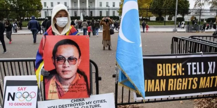 Biden, Çin'in Sincan bölgesinde üretilen malların ithalatını yasaklayan yasa tasarısını imzaladı