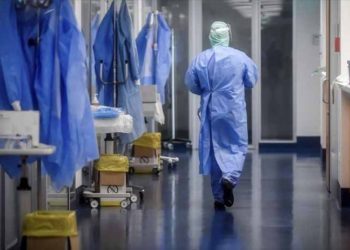 Binlerce sağlıkçı 'koşullar' nedeniyle iş bırakıyor