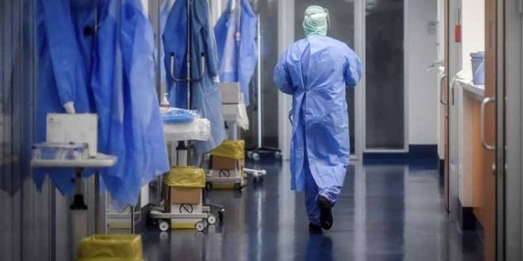 Binlerce sağlıkçı 'koşullar' nedeniyle iş bırakıyor