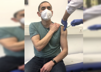 BioNTech'in CEO'su Uğur Şahin, aşı olmadığı iddialarına fotoğrafıyla yanıt verdi