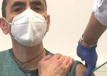 BioNTech'in CEO'su Uğur Şahin, aşı olmadığı yönündeki iddialara fotoğrafla cevap verdi