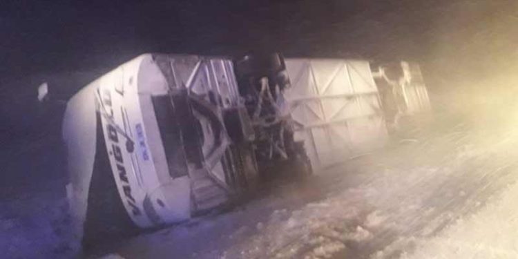 Bitlis’te tipi nedeniyle 2 otobüs devrildi: 35 yaralı