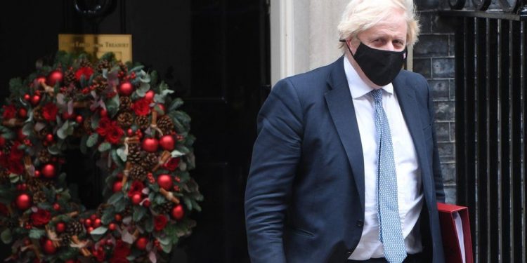 Boris Johnson, Covid-19 hastane verilerini inceledikten sonra İngiltere'de kısıtlama seçeneğini değerlendirecek