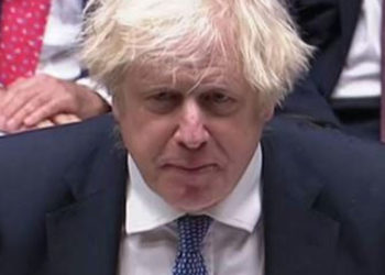 Boris Johnson, İngiltere'de başbakanlık çalışanlarının 'Noel partisi' iddialarıyla dalga geçtikleri video nedeniyle özür diledi