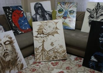 Boya yerine kahve, fırça yerine iğne kullandı