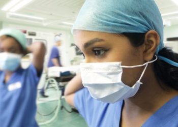 Britanya ve Güney Afrika'dan ön bulgular: Omicron varyantı daha hafif görünse de endişeler sürüyor