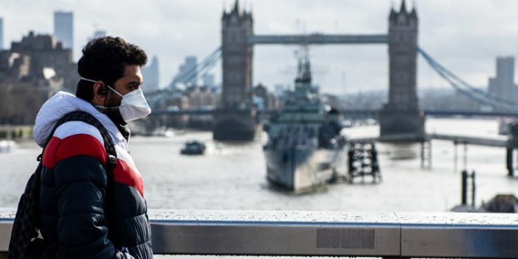 Britanya'da uzmanlardan tavsiye: Omicron varyantı karşısında tam kapanma benzeri kısıtlamalar gerekiyor