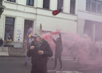 Brüksel’de binlerce kişi bir kez daha koronavirüs tedbirlerini protesto etti