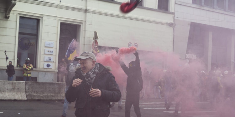 Brüksel’de binlerce kişi bir kez daha koronavirüs tedbirlerini protesto etti