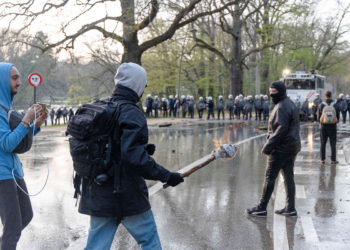 Brüksel’de koronavirüs kısıtlamalarına karşı çıkanlar polisle çatıştı