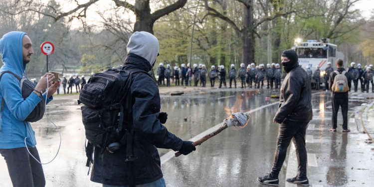 Brüksel’de koronavirüs kısıtlamalarına karşı çıkanlar polisle çatıştı