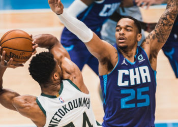 Bucks, Antetokounmpo'nun son saniye basketiyle güldü