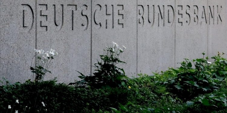 Bundesbank: Omicron varyantı Alman ekonomisini beklenenden daha güçlü yavaşlatabilir